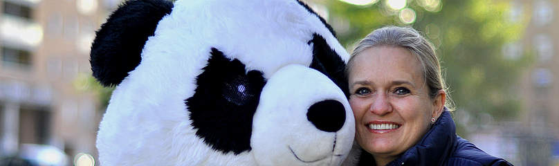 Gitte Seeberg og panda til uddeling af frugt under Verdens Bedste Nyheder 2011 / ©: Karoline Rahbek / ©: Karoline Rahbek